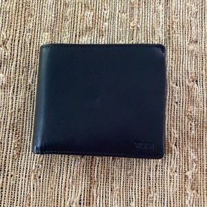 BRAND NEW men’s black leather Tumi wallet